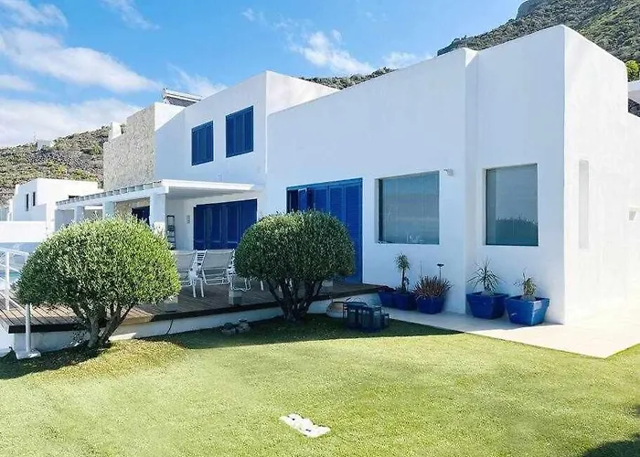 Itaca Vista Mar Y Piscina Climatizada וילה *